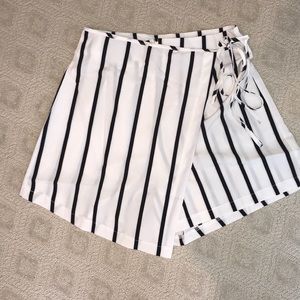NEW B&W skort